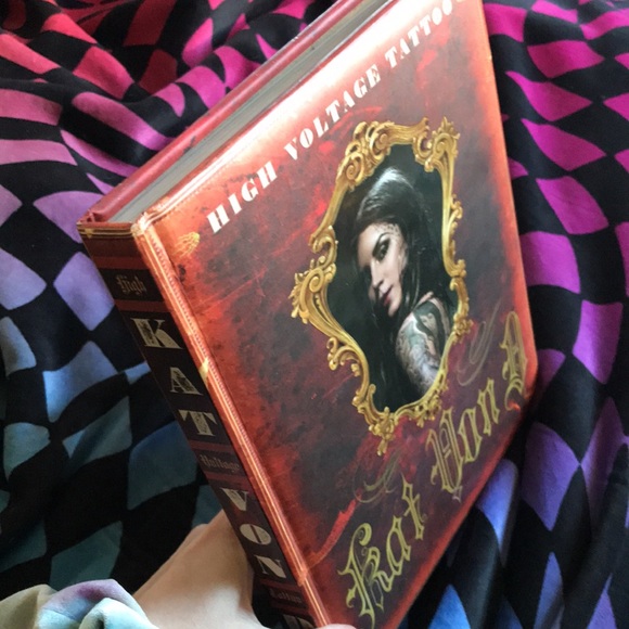 🖤🆕 AUTOGRAPHS KAT VON D High Boltage Tattoo Book!BN!🖤SOGNED COPY!!!!🖤👻✨ - Picture 16 of 16